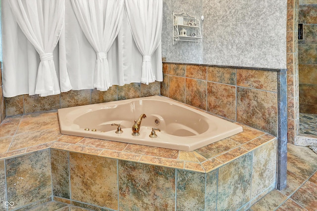 893 W 500 S, Anderson, IN 46013 - bathroom featuring a jetted tub