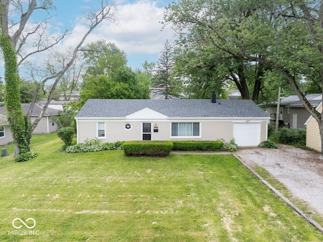 953 W Clinton St, Danville, IN 46122 - ranch-style home featuring gravel driveway, a garage, and a front yard