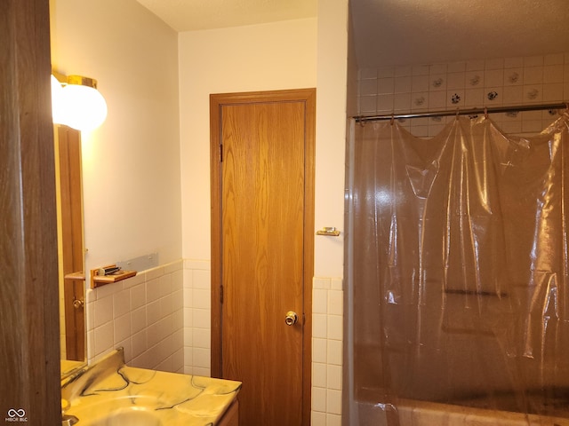 4336 Abby Creek Ln, Indianapolis, IN 46205 - bathroom featuring tile walls, a wainscoted wall, vanity, and shower / bath combination with curtain