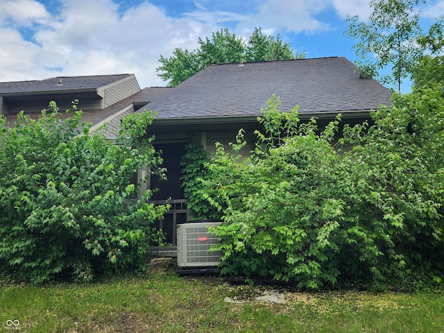4336 Abby Creek Ln, Indianapolis, IN 46205 - rear view of property featuring cooling unit and a shingled roof