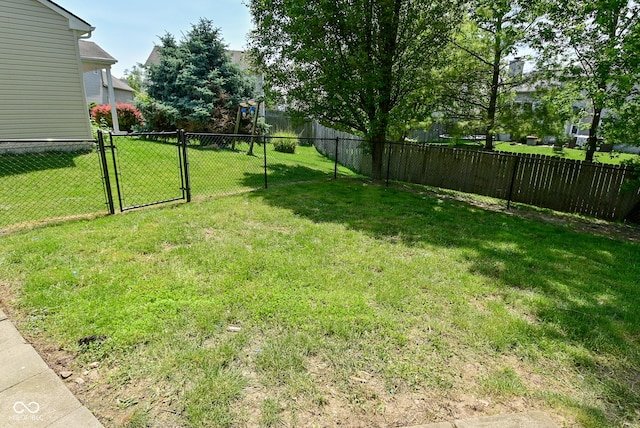 8354 Fieldfare Way, Indianapolis, IN 46237 - view of yard featuring a gate