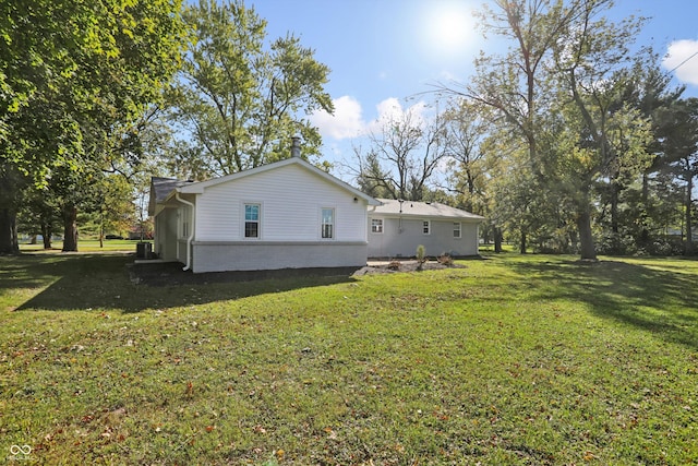 back of house featuring a lawn