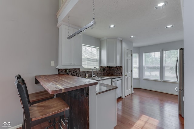 6542 E Edna Mills Dr, Camby, IN 46113 - kitchen featuring a sink, decorative backsplash, stainless steel appliances, recessed lighting, and a kitchen breakfast bar