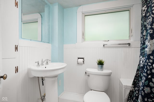 117 S Spencer Ave, Indianapolis, IN 46219 - bathroom featuring wainscoting, toilet, a shower with curtain, and a sink