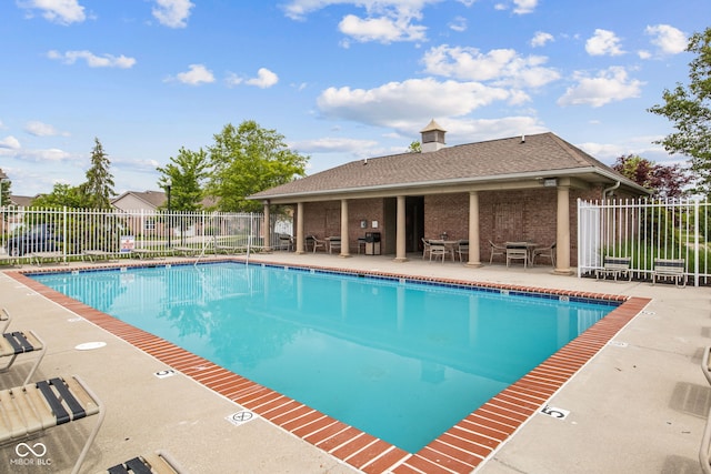 4261 Washington Blvd, Plainfield, IN 46168 - community pool with a patio area and fence
