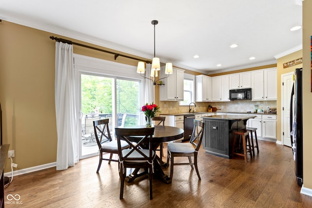 dining room with crown molding, a chandelier, recessed lighting, wood finished floors, and baseboards