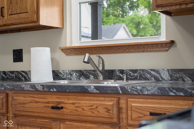 632 W Central Ave, Greensburg, IN 47240 - detailed view of wet bar