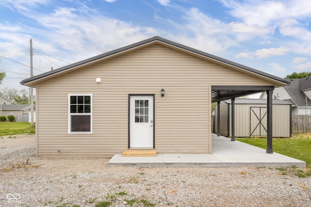 632 W Central Ave, Greensburg, IN 47240 - back of house with an outdoor structure, a shed, and fence