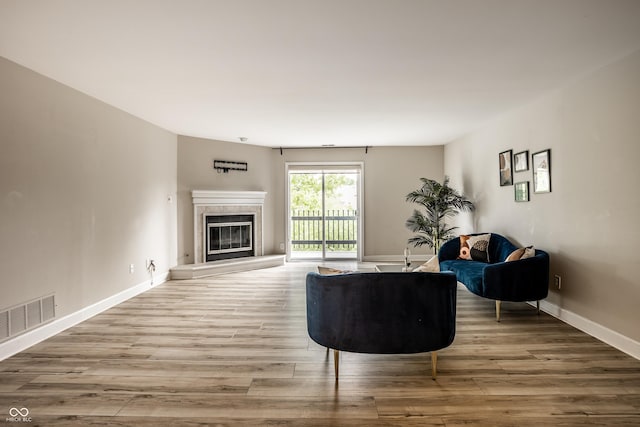 8690 Jaffa Ct W Drive 28, Indianapolis, IN 46260 - living area with wood finished floors, a glass covered fireplace, and baseboards