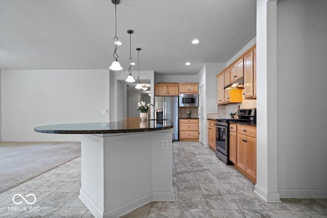 16573 Cava Dr, Fishers, IN 46037 - kitchen with stainless steel appliances, under cabinet range hood, a center island, baseboards, and decorative backsplash