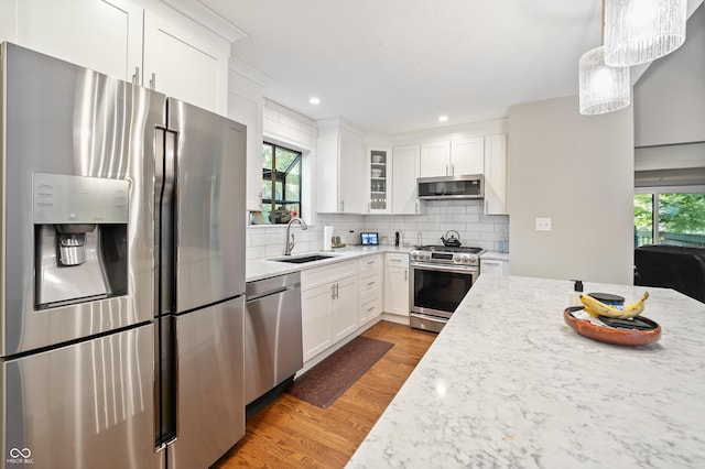 35 Osage Ct, Columbus, IN 47201 - kitchen with appliances with stainless steel finishes, a sink, light wood-style floors, healthy amount of natural light, and recessed lighting