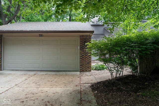 35 Osage Ct, Columbus, IN 47201 - garage with concrete driveway
