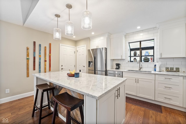 35 Osage Ct, Columbus, IN 47201 - kitchen featuring stainless steel appliances, a sink, a center island, tasteful backsplash, and recessed lighting