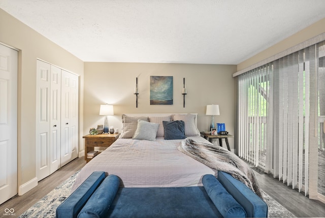 35 Osage Ct, Columbus, IN 47201 - bedroom with wood finished floors, a textured ceiling, a closet, and baseboards