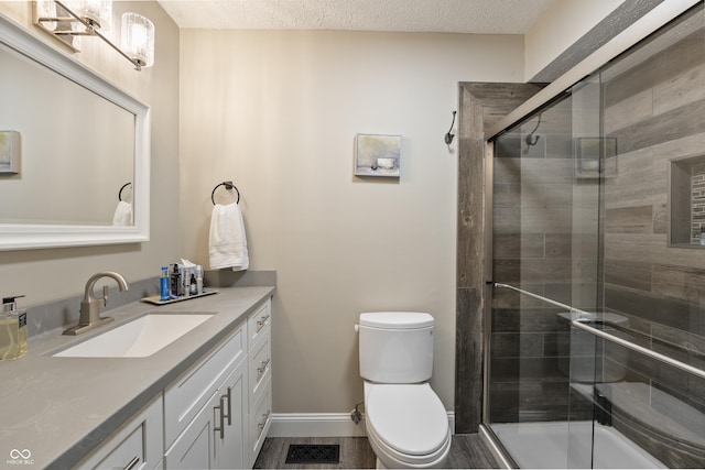 35 Osage Ct, Columbus, IN 47201 - full bath with toilet, vanity, a tile shower, baseboards, and a textured ceiling