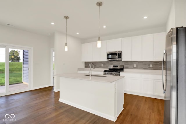 104 Maxim Ct, Cumberland, IN 46229 - kitchen featuring stainless steel appliances, a sink, tasteful backsplash, dark wood-style floors, and recessed lighting