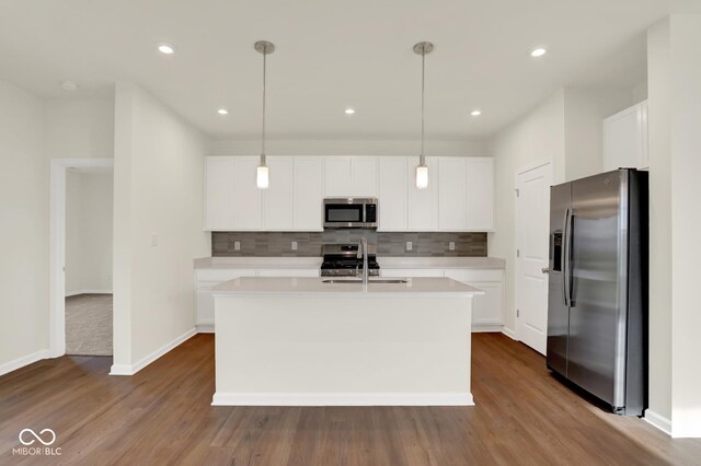 104 Maxim Ct, Cumberland, IN 46229 - kitchen featuring stainless steel appliances, a sink, backsplash, a kitchen island with sink, and light countertops