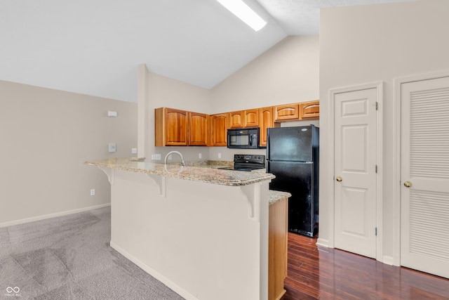 1139 Fernwood Way, Plainfield, IN 46168 - kitchen featuring black appliances, a kitchen breakfast bar, a peninsula, high vaulted ceiling, and baseboards