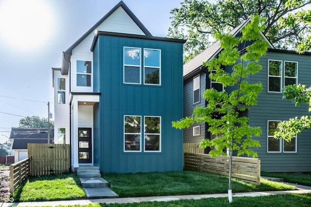 43 N Walcott St, Indianapolis, IN 46201 - contemporary house with board and batten siding