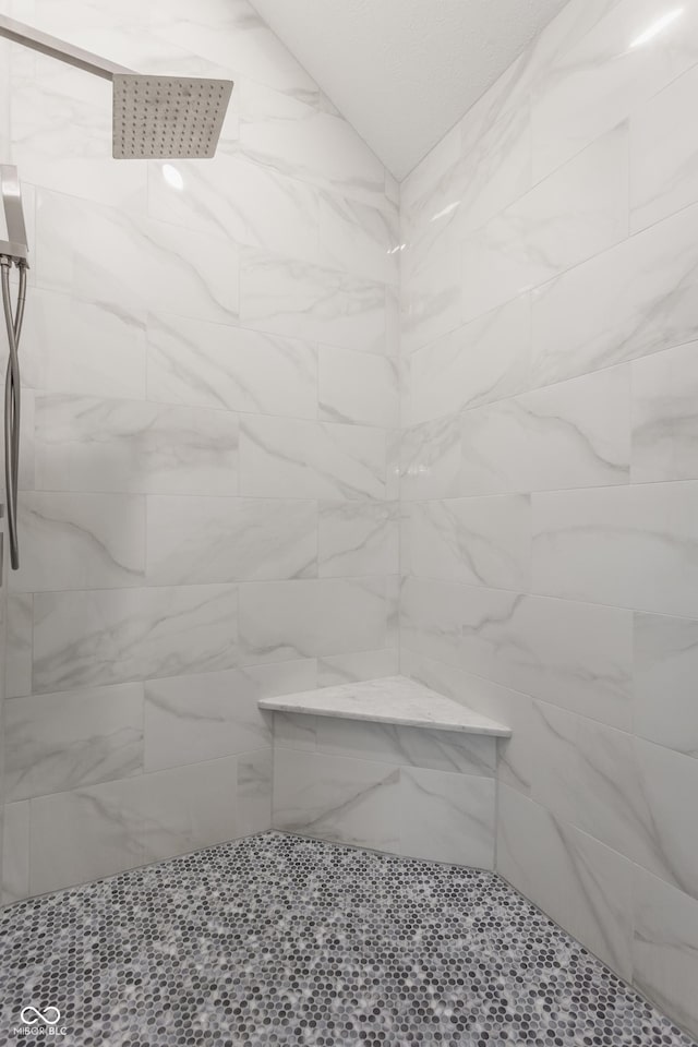 bathroom featuring tiled shower