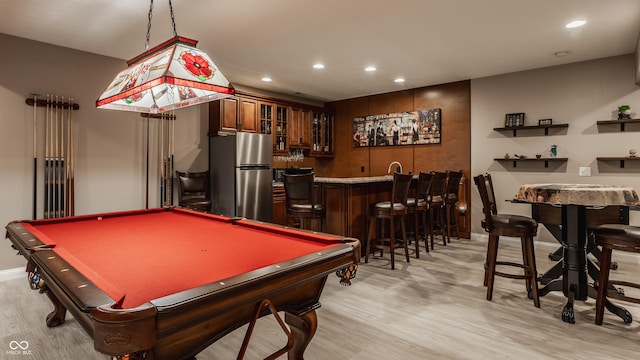 playroom with bar with sink, recessed lighting, light wood-style flooring, billiards, and baseboards