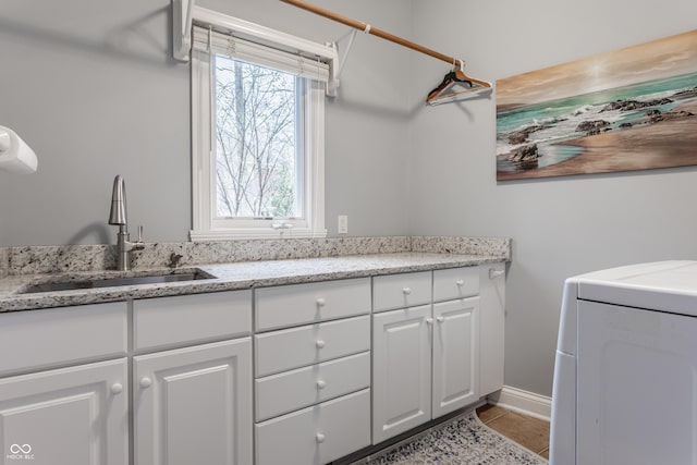 laundry room with washer / clothes dryer, healthy amount of natural light, tile patterned floors, and cabinet space