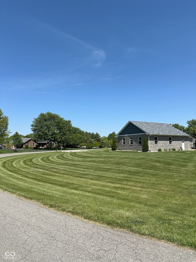 951 N Maiellen Dr, Greenfield, IN 46140 - view of green lawn