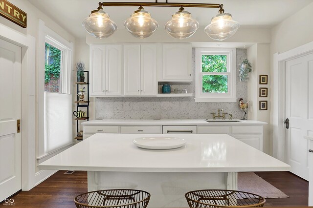 847 N Park Ave, Indianapolis, IN 46202 - kitchen with a sink, a breakfast bar, healthy amount of natural light, and tasteful backsplash