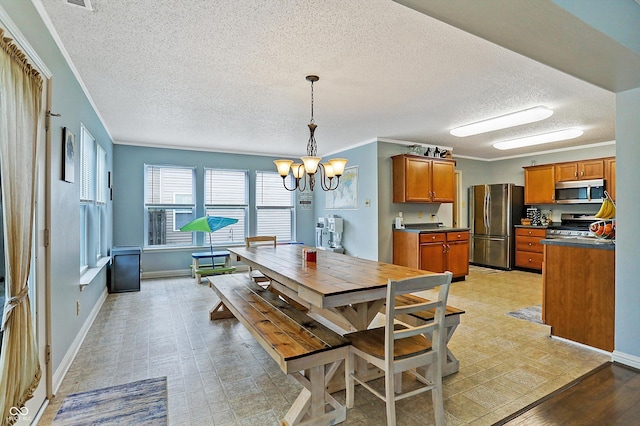 dining area featuring a textured ceiling, a chandelier, crown molding, baseboards, and light flooring