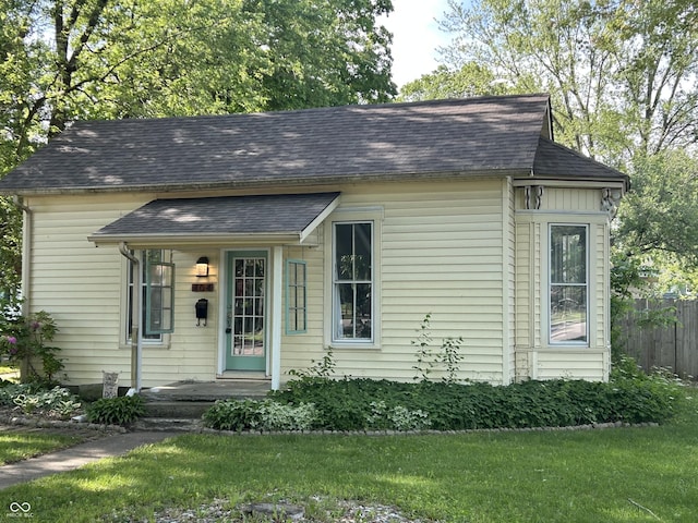 404 Pearl St, Pendleton, IN 46064 - view of front facade with roof with shingles