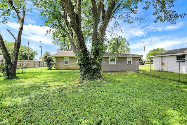 425 Aiken St, Hope, IN 47246 - view of fenced backyard
