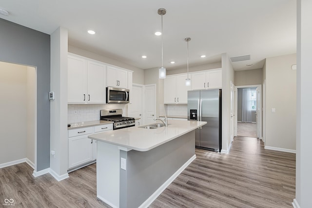 6465 Wasco Dr, Whitestown, IN 46075 - kitchen with stainless steel appliances, a sink, light wood-type flooring, baseboards, and recessed lighting