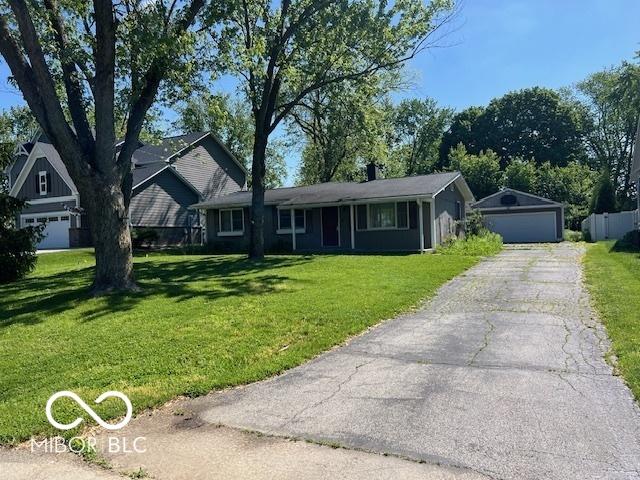 825 W Auman Dr, Carmel, IN 46032 - ranch-style home featuring a garage and a front yard