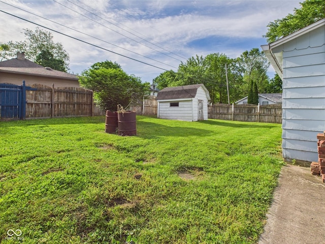 814 Walnut St, Anderson, IN 46012 - view of yard