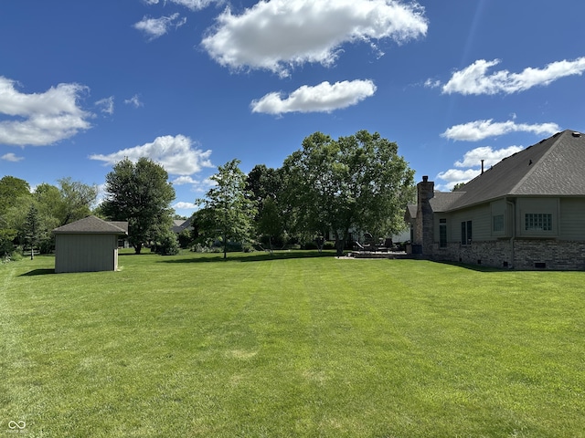 view of green lawn