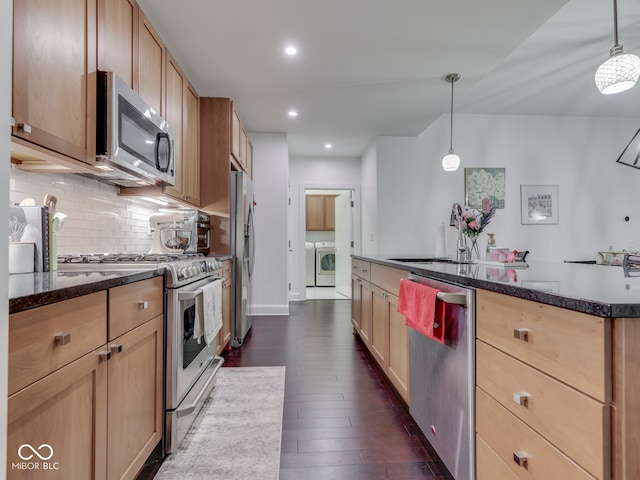 222 N E St Unit 103, Indianapolis, IN 46204 - kitchen with stainless steel appliances, dark wood-style floors, a sink, backsplash, and light brown cabinetry