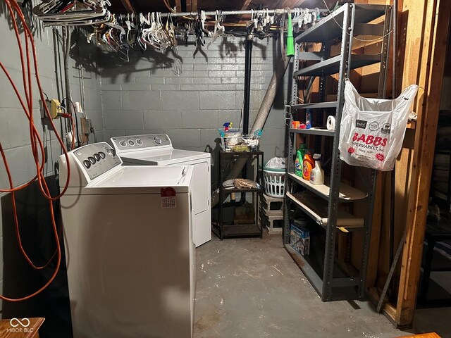 7114 Locust Lake W Dr, Spencer, IN 47460 - laundry area featuring washing machine and dryer and concrete block wall