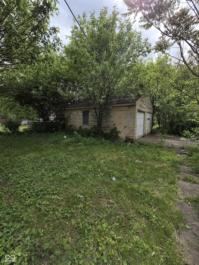1168 N Gladstone Ave, Indianapolis, IN 46201 - view of yard with a garage and an outdoor structure