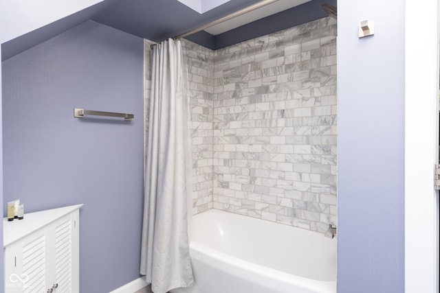 2215 S Delaware St, Indianapolis, IN 46225 - full bath featuring shower / tub combo