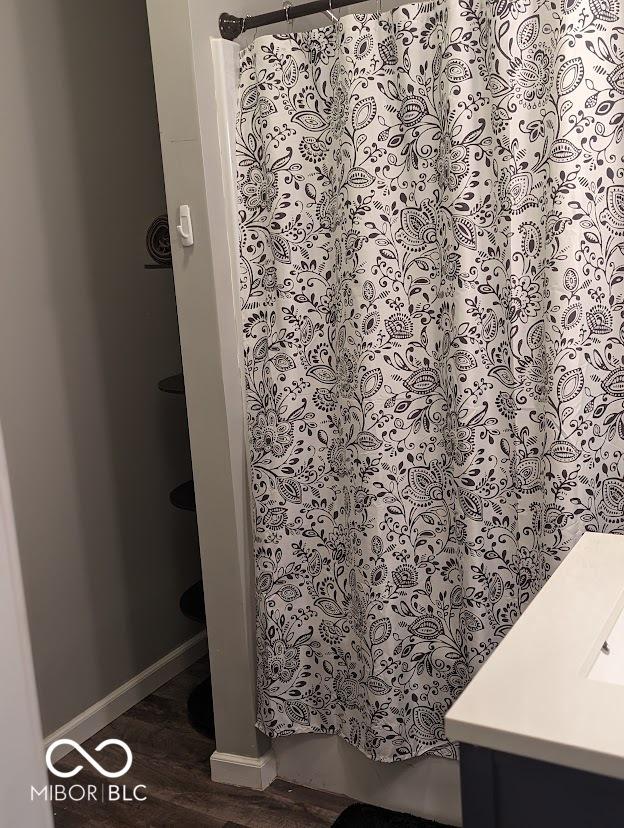 2968 N Arsenal Ave, Indianapolis, IN 46218 - full bath featuring wood finished floors, baseboards, and vanity