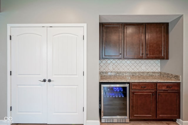 548 Gosford Ct, Westfield, IN 46074 - indoor dry bar with beverage cooler and decorative backsplash