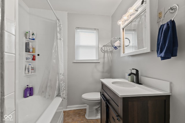 full bath featuring toilet, vanity, shower / bath combo with shower curtain, and baseboards