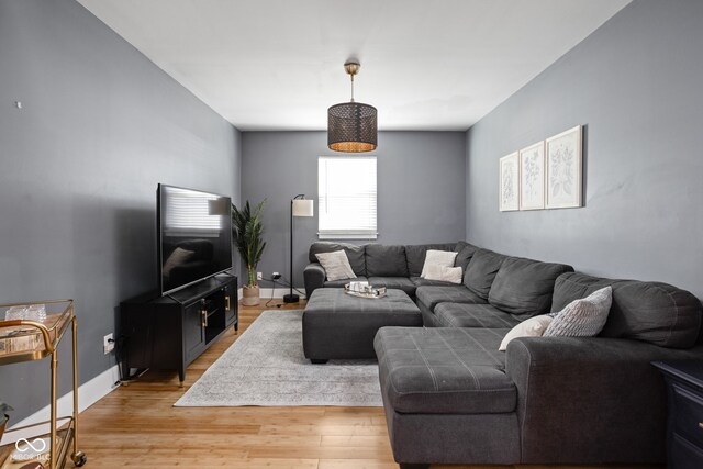 609 E 39th St, Indianapolis, IN 46205 - living area with light wood-type flooring