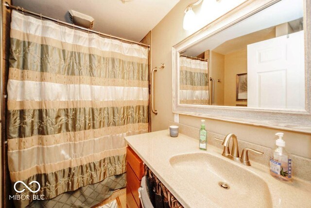 17310 N Willman Rd, Eaton, IN 47338 - full bathroom with vanity and a shower with curtain