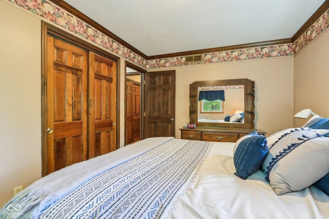 9240 E Woodview Dr, Bloomington, IN 47401 - bedroom with a closet