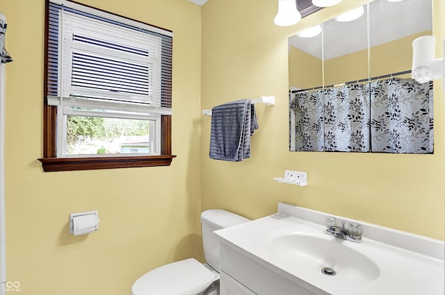 3310 Ransdell St, Indianapolis, IN 46227 - full bathroom featuring toilet, a shower with curtain, and vanity