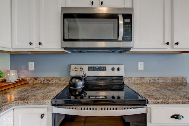 7452 Lace Bark Ct, Avon, IN 46123 - kitchen featuring stainless steel appliances and white cabinetry