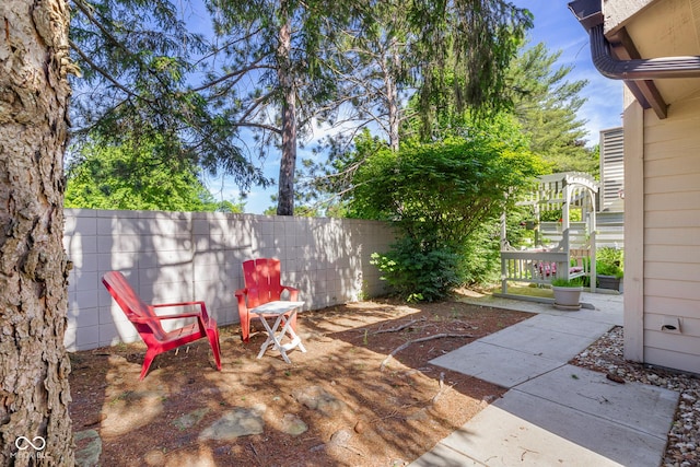 740 Carya Sq, Columbus, IN 47201 - view of yard with fence and a patio