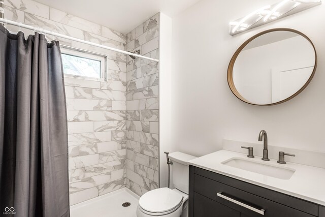 1342 N Oakland Ave, Indianapolis, IN 46201 - full bath featuring tiled shower, vanity, and toilet