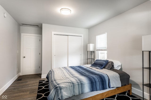 1342 N Oakland Ave, Indianapolis, IN 46201 - bedroom featuring baseboards, dark wood-style floors, and a closet